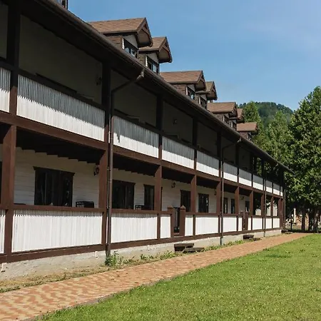 Hotel парк-готель там, де гори... Wyschnyzja