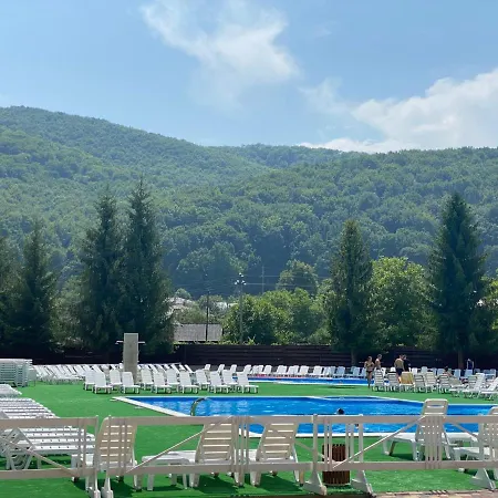 парк-готель там, де гори... Hotel Vyzjnytsja