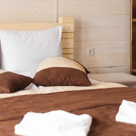 Hotel парк-готель там, де гори... Wyschnyzja