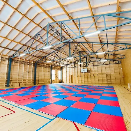 Hotel парк-готель там, де гори... Wyschnyzja