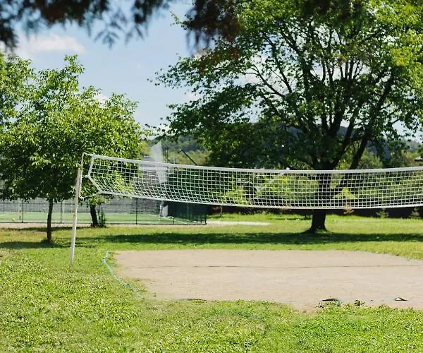 парк-готель там, де гори... * Vyzhnytsya